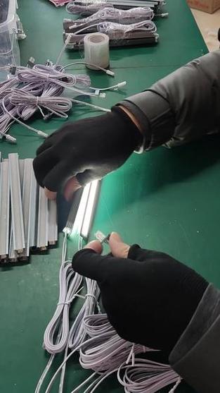 源头实力厂家  #全屋定制工厂  #橱柜灯  随意切,免焊衣柜灯 #玥辰